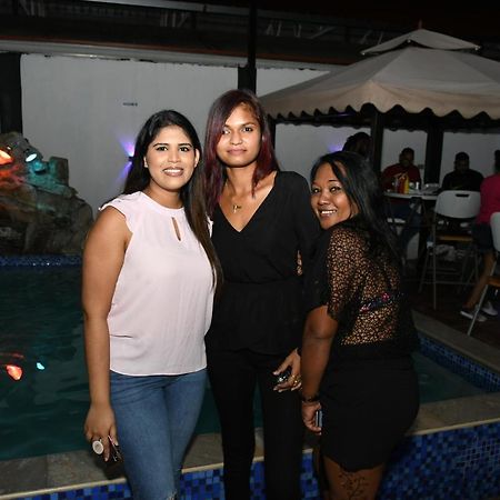 Metro Hotel Couva ภายนอก รูปภาพ